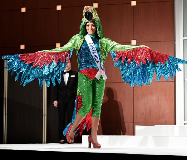 Мисс Коста-Рика в национальном костюме на пресс-показе конкурса Miss International Beauty Pageant в Токио