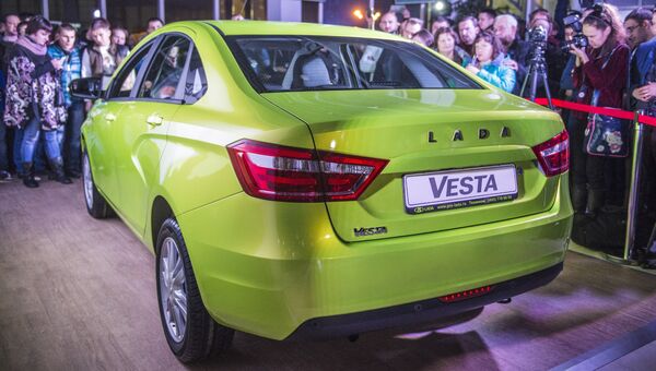 Посетители во время старта продаж автомобиля Lada Vesta в Москве