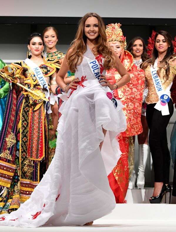 Мисс Польша в национальном костюме на пресс-показе конкурса Miss International Beauty Pageant в Токио