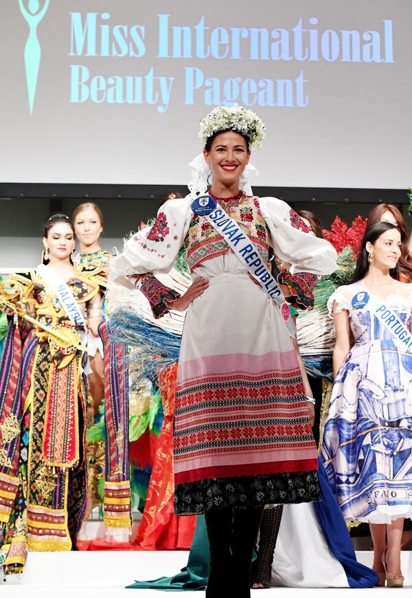 Мисс Словакия на пресс-показе конкурса Miss International Beauty Pageant в Токио