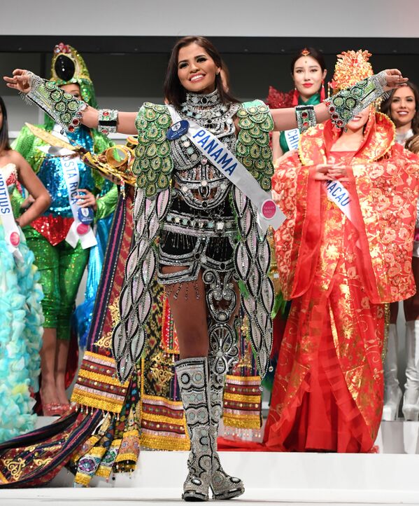 Мисс Панама на пресс-показе конкурса Miss International Beauty Pageant в Токио