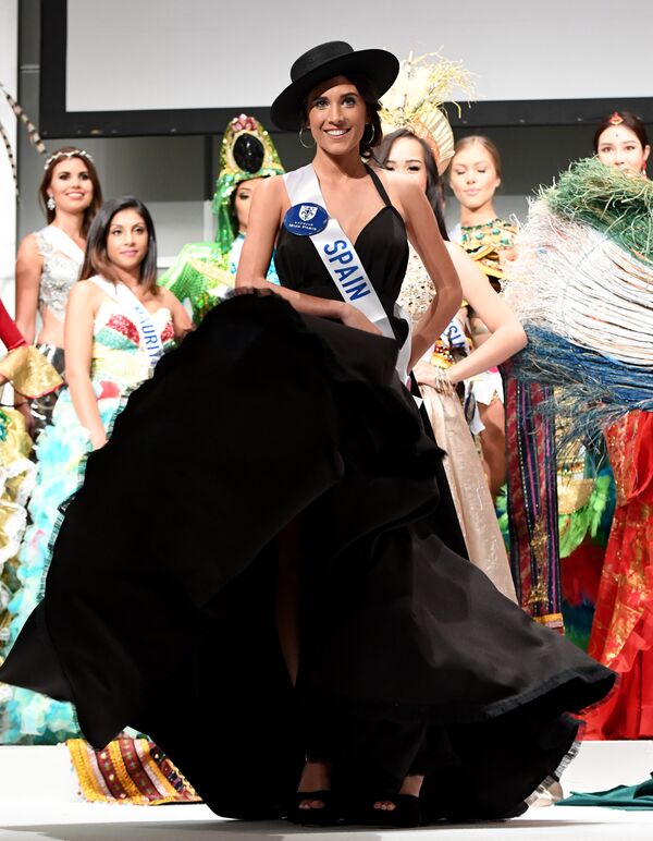 Мисс Испания на пресс-показе конкурса Miss International Beauty Pageant в Токио
