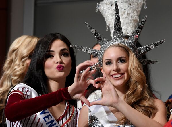 Участницы пресс-показа конкурса Miss International Beauty Pageant в Токио