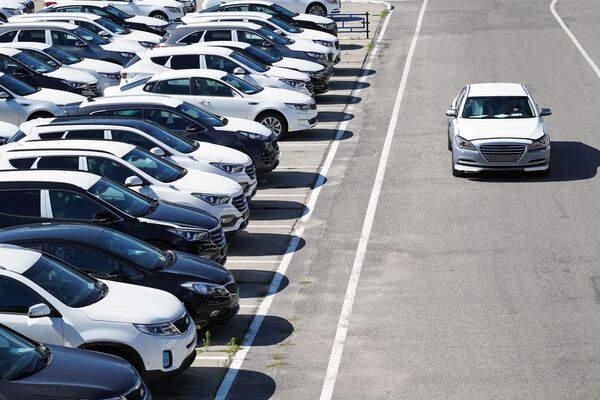 Автомобили на стоянке предприятия Автотор в Калининграде по производству автомобилей корейских марок Hyundai и KIA Автомобили на стоянке предприятия Автотор в Калининграде по производству автомобилей корейских марок Hyundai и KIA