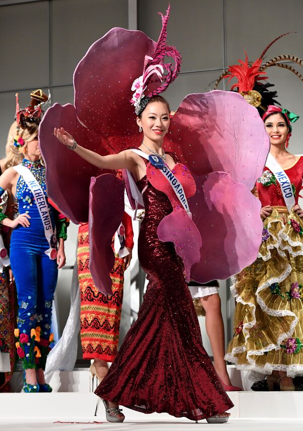 Мисс Сингапур на пресс-показе конкурса Miss International Beauty Pageant в Токио
