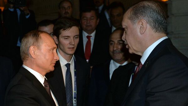 Президент РФ Владимир Путин и президент Турции Реджеп Тайип Эрдоган (справа) во время прощания в Стамбуле