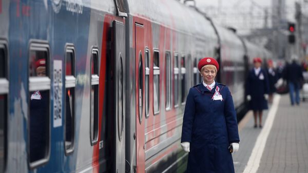 Сотрудница ОАО Российские железные дороги у поезда. Архивное фото