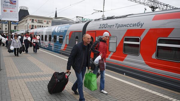 Пассажиры у поезда Россия рейса Москва – Владивосток. Архивное фото