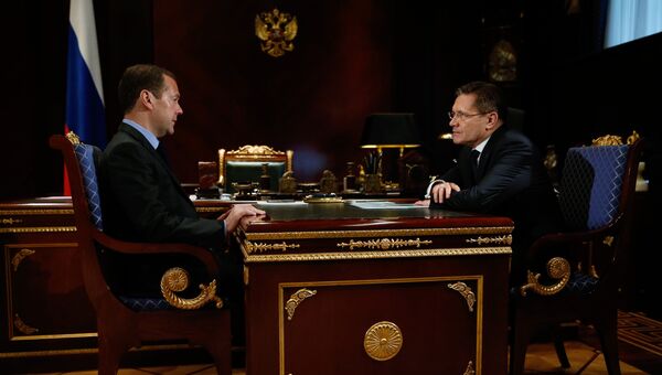 Дмитрий Медведев и генеральный директор Государственной корпорации по атомной энергии Росатом Алексей Лихачев. 11 октября 2016