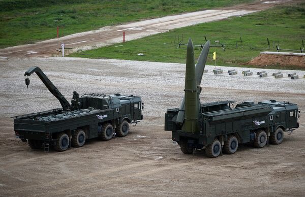 Ракетный комплекс Искандер-М (справа) во время демонстрационного показа военной техники на полигоне Алабино на Международном военно-техническом форуме АРМИЯ-2016 Ракетный комплекс Искандер-М (справа) во время демонстрационного показа военной техники на полигоне Алабино на Международном военно-техническом форуме АРМИЯ-2016