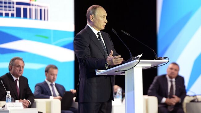 Владимир Путин во время выступления на пленарном заседании VI Международного спортивного форума Россия - спортивная держава в Коврове. 11 октября 2016