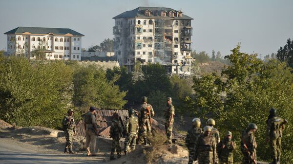 Индийские военные у здания правительственного института в штате Джамму и Кашмир. Архивное фото