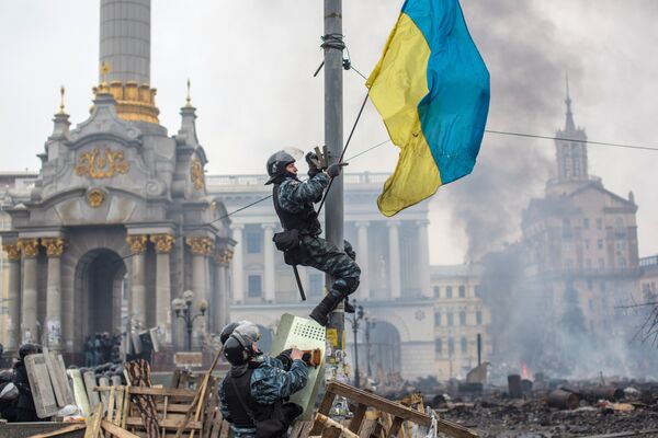 Сотрудники правоохранительных органов на площади Независимости в Киеве. Февраль 2014 года Сотрудники правоохранительных органов на площади Независимости в Киеве. Февраль 2014 года