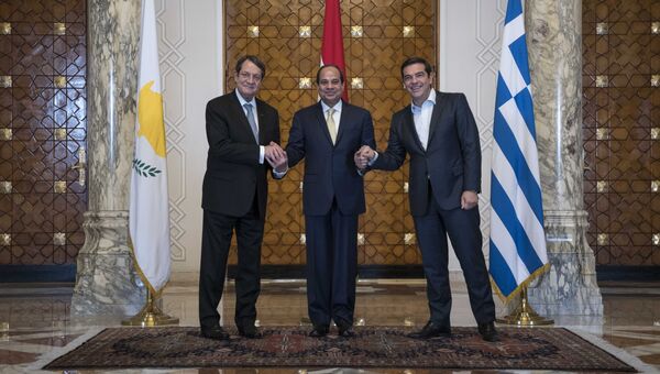 Президенты Кипра Никос Анастасиадис и Египта Абдель Фаттах ас-Сиси и премьер Греции Алексис Ципрас на встрече в Каире