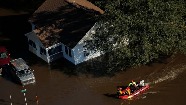 Спасатели на затопленной улице после урагана Мэтью в Ламбертоне, Северная Каролина. 10 октября 2016