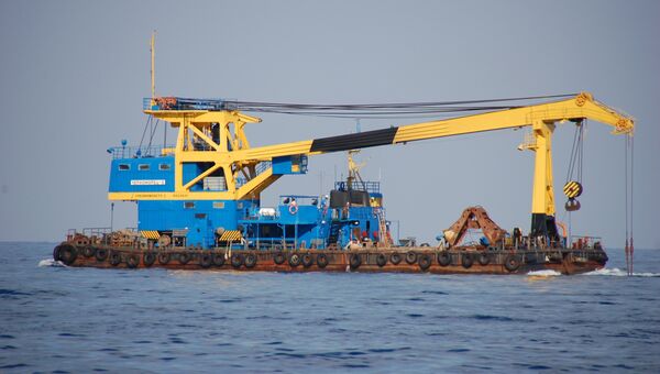 Плавучий кран устанавливает опоры в ходе строительства моста через Керченский пролив в Крыму