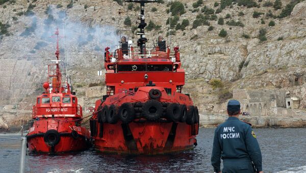 Корабли со спасенными членами экипажа плавучего крана, затонувшего у берегов Крыма. 12 октября 2016