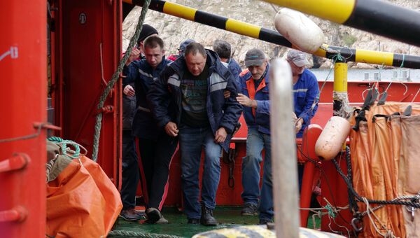 Один из спасенных членов экипажа плавучего крана, затонувшего у берегов Крыма, в порту Балаклавы