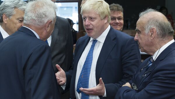 Министр иностранных дел Великобритании Борис Джонсон (в центре) перед началом заседания совета министров иностранных дел стран ЕС в Брюсселе