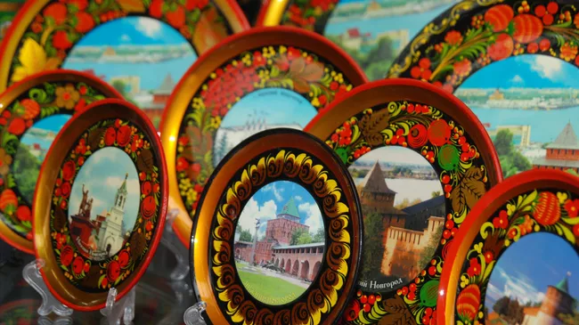 Хохломская роспись на сувенирах Нижнего Новгорода. Архивное фото