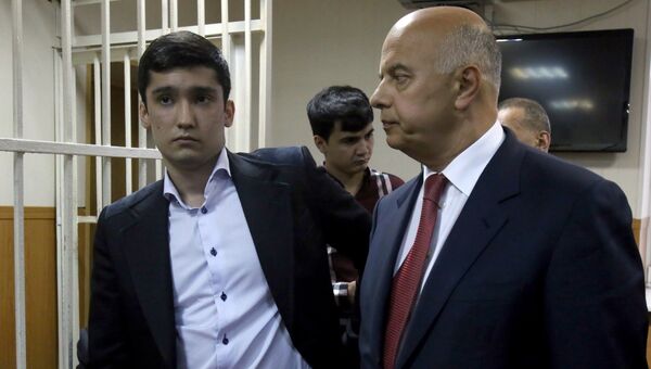 Руслан Шамсуаров (слева) в Гагаринском районном суде