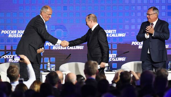 Президент РФ Владимир Путин принимает участие в инвестиционном форуме ВТБ Капитал Россия зовет!