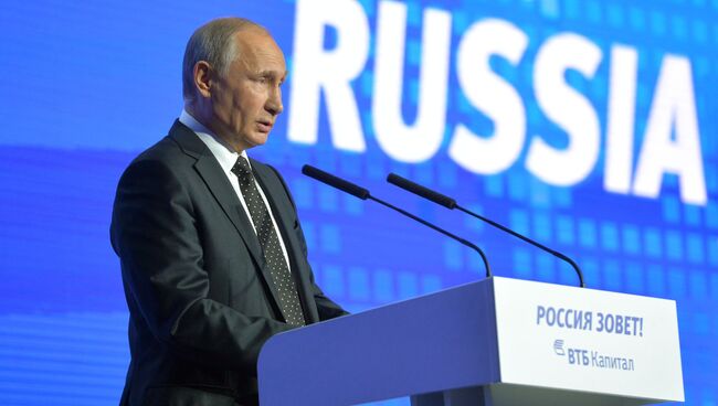 Президент РФ Владимир Путин выступает на инвестиционном форуме ВТБ Капитал Россия зовет!