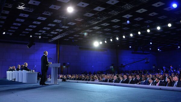 Президент РФ Владимир Путин выступает на инвестиционном форуме ВТБ Капитал Россия зовет!