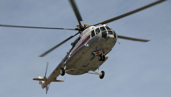 Вертолет МЧС России во время спасательной операции после крушения плавучего крана в Крыму