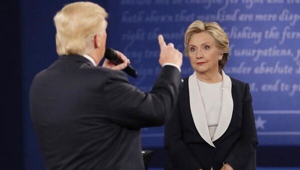 Дональд Трамп и Хиллари Клинтон во время предвыборных дебатов. 9 октября 2016 года
