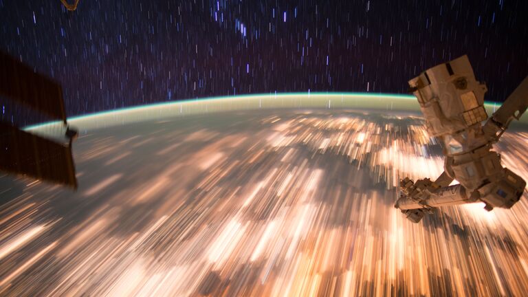 Фотография Земли с МКС, выполненная с помощью длинной выдержки. 3 октября 2016