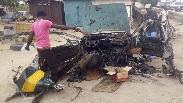 Место взрыва заминированного автомобиля в городе Майдугури в Нигерии. 12 октября 2016