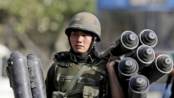 Солдат индийской армии во время операции по освобождению захваченного боевиками правительственного института в штате Джамму и Кашмир