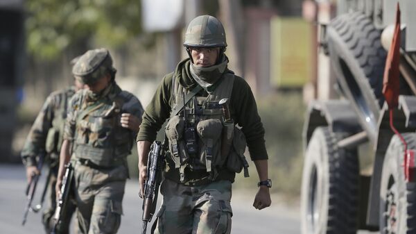 Индийские военные во время операции по освобождению захваченного боевиками правительственного института в штате Джамму и Кашмир