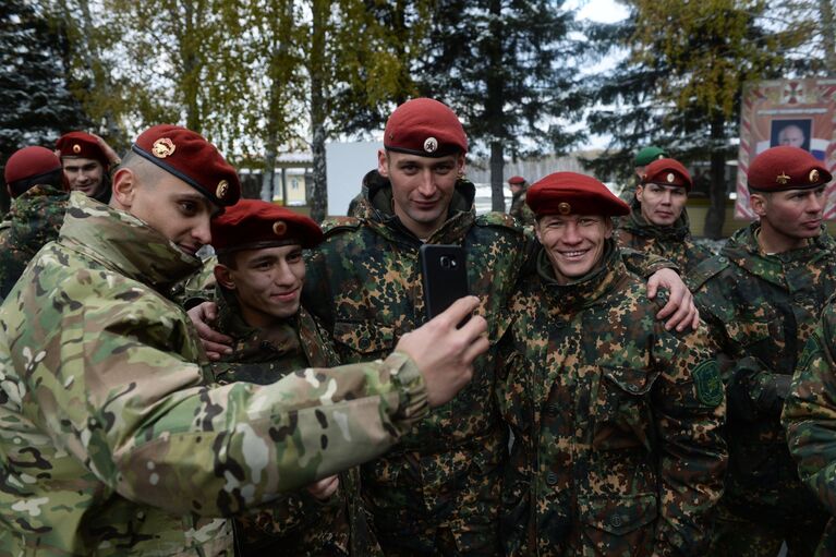 Военнослужащие национальной гвардии РФ во время церемонии вручения краповых и темно-зеленых беретов в Новосибирской области