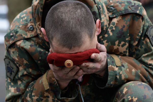 Военнослужащий национальной гвардии РФ во время церемонии вручения краповых беретов в Новосибирской области