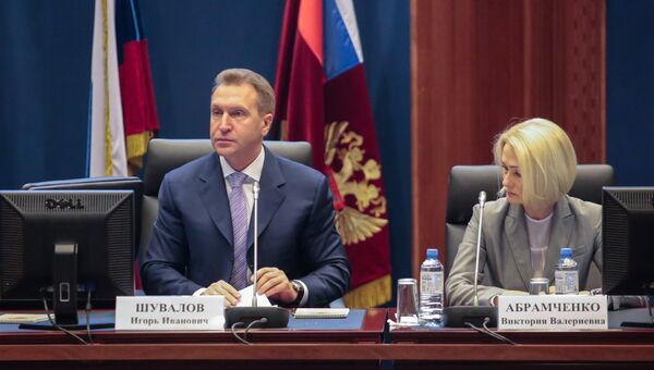 Первый вице-премьер РФ Игорь Шувалов и глава Росреестра Виктория Абрамченко во время представления сотрудникам ведомства. 13 октября 2016
