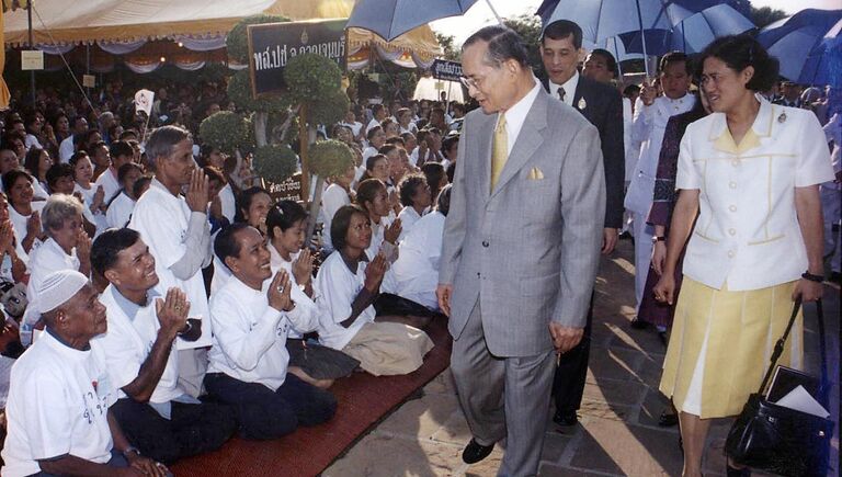 Король Таиланда Пхумипон Адульядет во время празднования своего 76 летия в Бангкоке, Таиланд. 2003 год