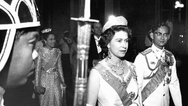 Король Таиланда Пхумипон Адульядет и королева Великобритании Елизавета II. Королевский дворец, Бангкок. 1972 год