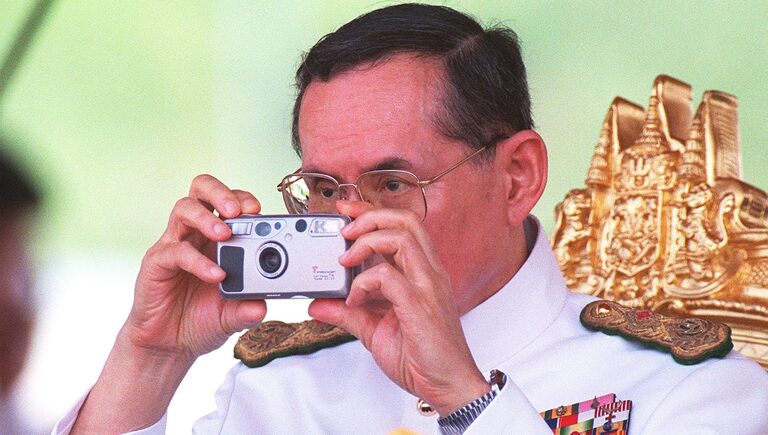 Король Таиланда Пхумипон Адульядет во время торжественной церемонии в Бангкоке. 1998 год
