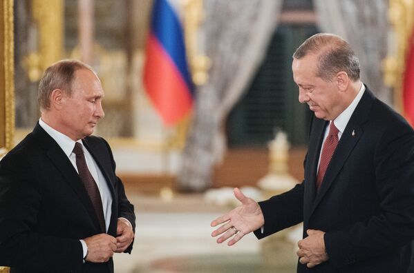 Президент РФ Владимир Путин и президент Турции Реджеп Тайип Эрдоган во время совместного заявления для прессы по итогам встречи в Стамбуле