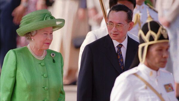 Король Таиланда Пхумипон Адульядет беседует с королевой Великобритании Елизаветой II во время ее визита в Бангкок. 1996 год