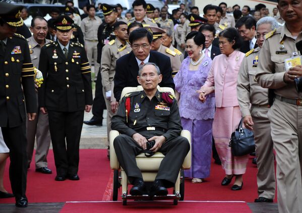 84-летний король Таиланда Пхумипон Адульядет во время поездки за пределы Бангкока, 2012