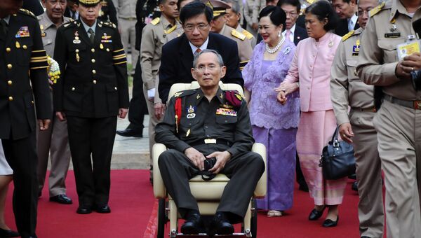 84-летний король Таиланда Пхумипон Адульядет во время поездки за пределы Бангкока. 2012 год