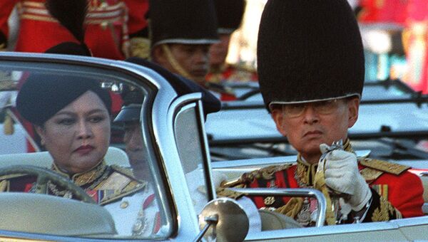 Король Таиланда Пхумипон Адульядет с супругой Сирикит на параде в честь дня рождения короля в Бангкоке. 1997 год