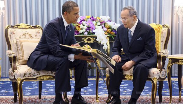 Король Таиланда Пхумипон Адульядет с президентом США Бараком Обамой в Бангкоке. 2012 год
