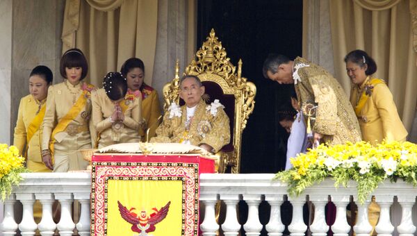 Король Таиланда Пхумипон Адульядет с семьей во время парада в честь 85-ти летия правителя в Бангкоке. 2012 год