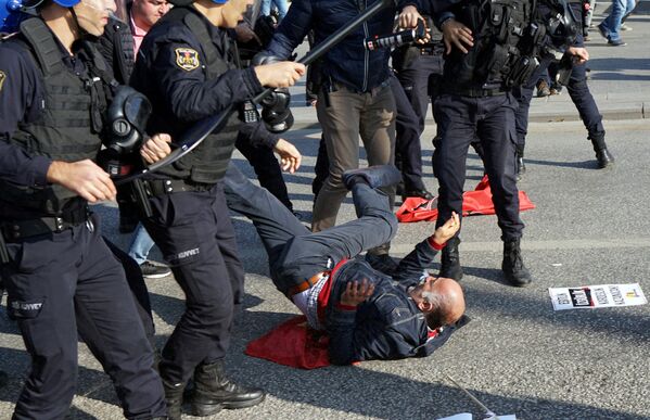 Столкновения полиции с демонстрантами во время акции памяти жертв теракта в Анкаре, Турция