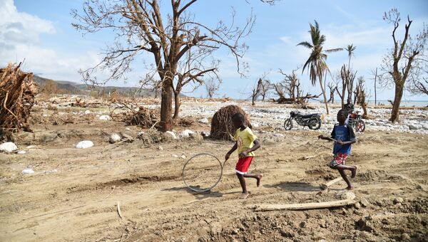Дети играют на улице Гаити после урагана Мэтью. Архивное фото