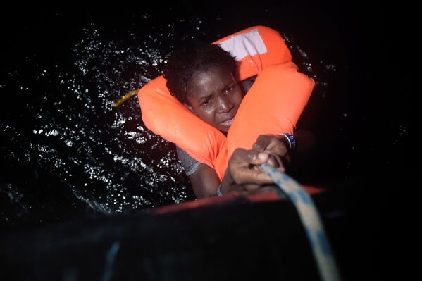 Мигрант во время спасательной операции недалеко от средиземноморского побережья Ливии
